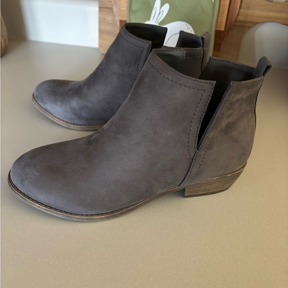 Women’s Gray Chelsea Ankle Boot - Stylish Everyday Comfort
